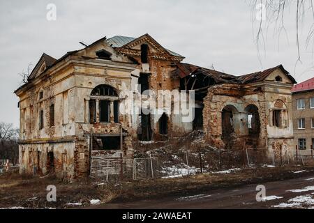 Ancienne demeure abandonnée ruinée. Gorozhanka, ancien manoir de Venevitinov, région de Voronezh. Banque D'Images