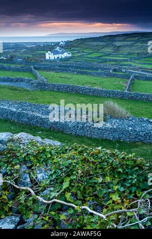 Vue sur le village sur l'île d'Inishmaan, au milieu des îles d'Aran sur la Wild Atlantic Way à Galway en Irlande Banque D'Images