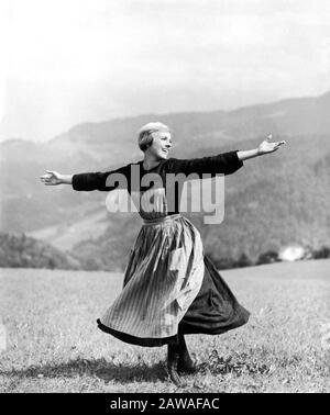 1965 , USA : l'actrice et chanteuse de cinéma britannique JULIE ANDREWS ( née Julie Wells , Walton sur la Tamise 1935 ) dans la scène d'ouverture du film LE SON Banque D'Images