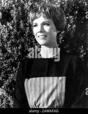 1965 , USA : l'actrice et chanteuse de cinéma britannique JULIE ANDREWS ( née Julie Wells , Walton sur la Tamise 1935 ) dans la scène d'ouverture du film LE SON Banque D'Images