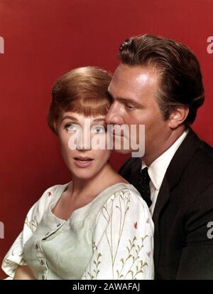 1965 , USA : l'actrice et chanteuse de cinéma britannique JULIE ANDREWS ( née Julie Wells , Walton sur la Tamise 1935 ) avec Christopher Plummer dans une pubblica Banque D'Images