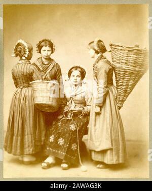 1880 CA , LOMBARDIE , ITALIE : la robe traditionnelle folklorique des femmes à BELLAGIO , CÔME , et tout autour en LOMBARDIE . Photographe undentifié Banque D'Images