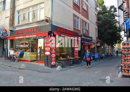 Istanbul, Turquie - 18 Septembre 2019. Les clients peuvent savourer un repas à l'extérieur d'un restaurant de restauration rapide borek et Pide dans le quartier Moda de Kadikoy Banque D'Images