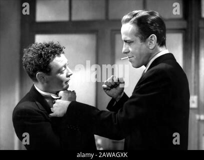 1941 , HOLLYWOOD , États-Unis : le célèbre acteur de cinéma HUMPHREY BOGART ( 1899 - 1957 ) avec PETER LORRE , pubblica encore par LE FALCON MALTAIS ( il m Banque D'Images