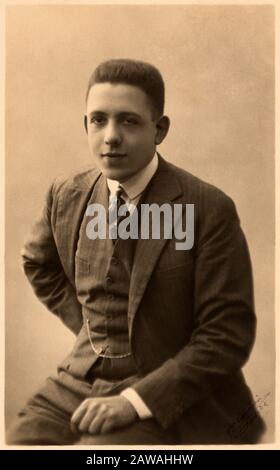 1923 , FRANCE : la musique moderniste française et compositeur d'opéra , le pianiste FRANCIS POULENC ( 1899 - 1963 ). - PIANISTA - PIANO - LES SIX - GRUPPO DEI Banque D'Images