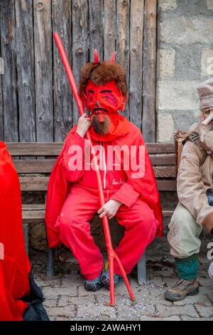 Dossena Bergame Italie 2 février 2020: Collecte de masques entre comédie et carnaval dans un vieux village Banque D'Images