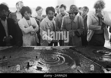 Visite de la reine Beatrix du Forum est-Ouest, sculpture japonaise et néerlandaise dans le champ EMF de Dordrecht la reine Beatrix avec plusieurs artistes à l'un des projets Date: 16 juin 1983 lieu: Dordrecht, South Holland mots clés: Sculpture, visites, réunions, reines Nom De La Personne: Beatrix (Queen Pays-Bas) Banque D'Images