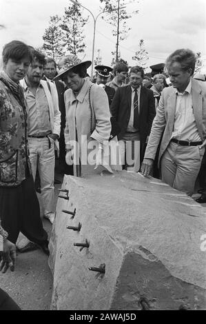 Visite de la reine Beatrix du Forum est-Ouest, sculpture japonaise et néerlandaise dans le champ EMF de Dordrecht la reine Beatrix avec plusieurs artistes à l'un des projets Date: 16 juin 1983 lieu: Dordrecht, South Holland mots clés: Sculpture, visites, réunions, reines Nom De La Personne: Beatrix (Queen Pays-Bas) Banque D'Images