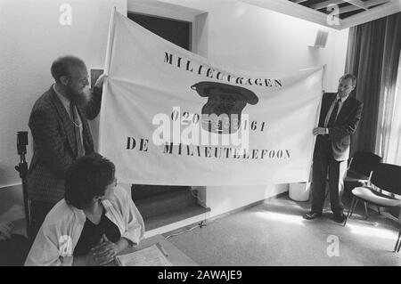 Téléphone Environnemental Vereniging Milieudéfensie Ouvert À La Haye; Le Ministre Nijpels Propose La Première Question Collègue Saskia Ozinga Directeur Gauche Date: 25 Mai 1987 Lieu: La Haye, Zuid-Holland Nom De La Personne: Nijpels, Ed Nom De L'Institution: Milieudéfensie Banque D'Images