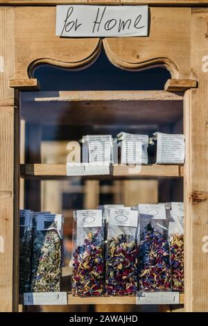 Mélange de fleurs sauvages séchées pour tisanes et recettes dans des sacs à vendre Banque D'Images