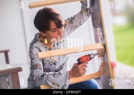 une jeune femme en plein air sur une terrasse Banque D'Images