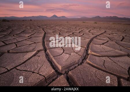 fissures et volcans du désert dans le désert d'atacama Banque D'Images