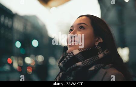 portrait d'une belle jeune femme dans une rue en hiver Banque D'Images