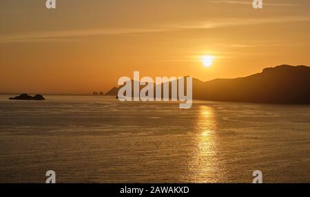 Coucher de soleil sur la péninsule amalfitaine, vu de Praiano Banque D'Images