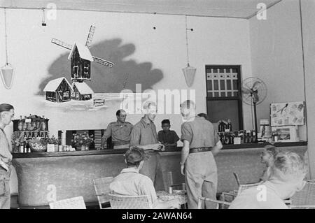 Canteen Hotel Welfare to Kramat (Batavia) Soldats se détendre dans la cafétéria Date: 01/01/1947 lieu: Batavia, Indonésie, Jakarta , Hollandais East Indies Banque D'Images