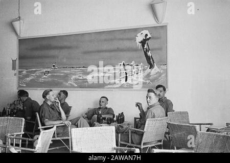 Canteen Hotel Welfare to Kramat (Batavia) Soldats se détendre dans la cafétéria Date: 01/01/1947 lieu: Batavia, Indonésie, Jakarta , Hollandais East Indies Banque D'Images