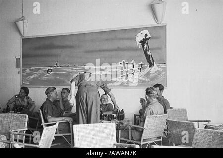 Canteen Hotel Welfare to Kramat (Batavia) Soldats se détendre dans la cafétéria Date: 01/01/1947 lieu: Batavia, Indonésie, Jakarta , Hollandais East Indies Banque D'Images