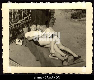 1935 CA , ALLEMAGNE : UN AMOUR à l'époque DU NAZISME . Un couple embrassant au soleil . Phorographe inconnu d'un album de famille . - SOURIRE - SORRISO - AMORE - AMOUR Banque D'Images