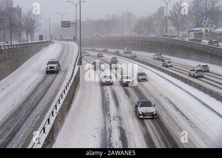 Montréal, Ca - 7 Février 2020 : Trafic Sur La Route De Décarie Pendant La Tempête De Neige Banque D'Images