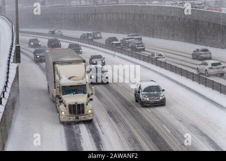 Montréal, Ca - 7 Février 2020 : Trafic Sur La Route De Décarie Pendant La Tempête De Neige Banque D'Images