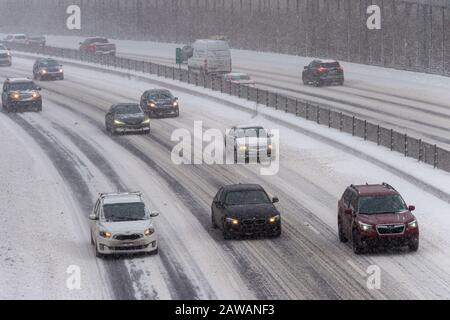 Montréal, Ca - 7 Février 2020 : Trafic Sur La Route De Décarie Pendant La Tempête De Neige Banque D'Images