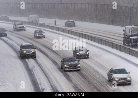 Montréal, Ca - 7 Février 2020 : Trafic Sur La Route De Décarie Pendant La Tempête De Neige Banque D'Images