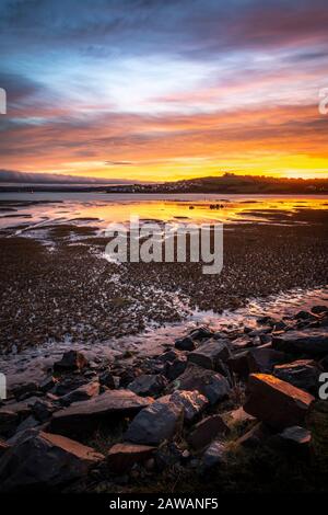 Northam Burrows Près D'Appledore, North Devon, Angleterre. Après une nuit froide, le lever du soleil est spectaculaire au-dessus de l'estuaire de Northam Burrows près de la côte Banque D'Images