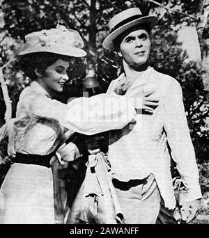 1951 , ITALIE : l'acteur italien ERMANNO RANDI avec GINA LOLLOBRIGIDA sur l'ensemble pendant le tournage du film LE JEUNE CARUSO ( Enrico Caruso , leggen Banque D'Images