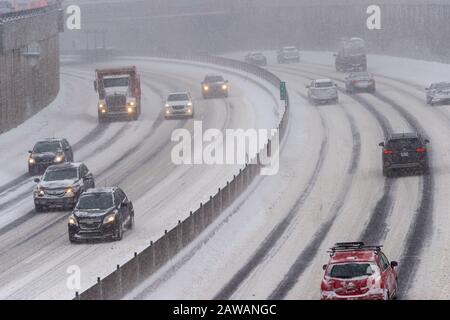 Montréal, Ca - 7 Février 2020 : Trafic Sur La Route De Décarie Pendant La Tempête De Neige Banque D'Images