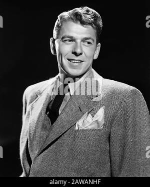 1946 CA , HOLLYWOOD , États-Unis : le futur président des États-Unis D'Amérique RONALD REAGAN ( 1911 - 2004 ) quand a été acteur dans une photographie de pubblica . Banque D'Images