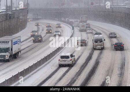 Montréal, Ca - 7 Février 2020 : Trafic Sur La Route De Décarie Pendant La Tempête De Neige Banque D'Images