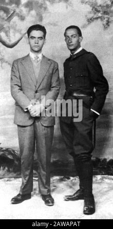 1927, Madrid, Espagne : le poète espagnol FEDERICO GARCIA LORCA ( 1898 - 1936 ) avec le peintre SALVADOR Dalì ( à l'époque son amoureux gay ) dans l'armée u Banque D'Images