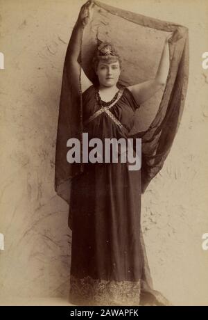 1888 , New York , États-Unis : la célèbre danseuse et actrice américaine LILLIAN RUSSELL ( 1861 - 1922 ) dans le rôle de LA REINE . Photo de Napoléon Banque D'Images