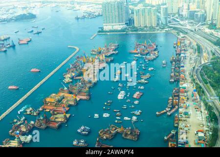 Vue aérienne du quai de Hong Kong, refuge du typhon New Yau Ma Tei. Zone de travail du fret au bord de l'eau du district de Yau Ma Tei. Cargaisons colorées de Banque D'Images