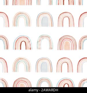 Motif aquarelle sans coutures avec arcs-en-ciel dans des tons pastel chauds. Joli arrière-plan abstrait dessiné à la main, papier numérique idéal pour les enfants textile an Banque D'Images