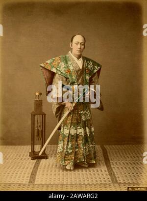 1875 CA, Japon : SAMURAI avec des épées KATANA , généralement appelé en japonais comme bushi ou buke étaient la noblesse militaire de médiéval et de jeune moder Banque D'Images
