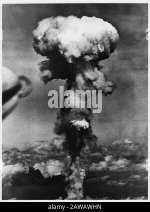 1945 ,6 août, JAPON : Les forces aériennes de l'armée de terre des États-Unis ( USAAF ) ont déposé UNE BOMBE ATOMIQUE sur HIROSHIMA , JAPON , à 8 h 15, près de la fin du monde Banque D'Images