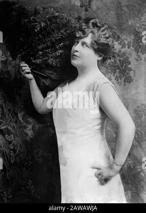 1915 CA , États-Unis : La chanteuse de soprano d'opéra américain et socialite, FLORENCE FOSTER JENKINS ( 1868 - 1944 ), connue et ridiculisée pour elle l Banque D'Images