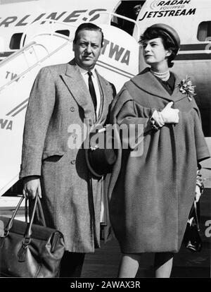 1960 , 5 mai , NEW YORK , États-Unis : les célèbres créateurs de mode italiens SIMONETTA ( 1922 - 2011 ) et ALBERTO FABIANI ( 1910 - 1987 ) de Rome . Le Banque D'Images