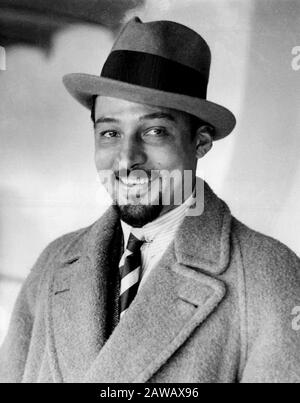 1924 , novembre , NEW YORK , États-Unis : l'acteur italien de cinéma silencieux RUDOLPH VALENTINO ( 1895 - 1926 ) arrive de l'Europe dans le port de New York sur SS LEVIA Banque D'Images