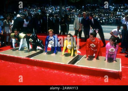 Hollywood, Californie, États-Unis 22 juin 1995 (L-R) Les Acteurs Jason David Frank, Johnny Yong Bosch, David Yost, Karan Ashley, Steve Cardenas et Amy JO Johnson assistent à La cérémonie De Main et d'empreinte des Mighty Morphin Power Rangers le 22 juin 1995 au Théâtre chinois de Mann à Hollywood, Californie, États-Unis. Photo De Barry King/Alay Stock Photo Banque D'Images