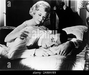 1959 , Etats-Unis : L'actrice et chanteuse DORIS DAY avec ROCK HUDSON , pubblica Still pour le film TAIE D'OREILLER TALK ( il letto racconta ) de Michael Gordon Banque D'Images