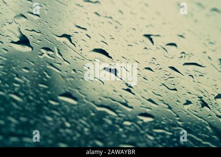 Gouttes de pluie sur la macro verre. Gouttes d'eau tombant sur la fenêtre. Jour de pluie. Verre humide. Gouttes de pluie baissent Banque D'Images