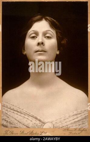 1912 , LONDRES , GRANDE-BRETAGNE : la danseuse révolutianaire américaine ISADORA DUNCAN ( 1878 - 1927 ) s'est mariée au poète gay russe Sergei Esenin , amant de Banque D'Images