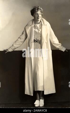 1937 CA , NEW YORK , États-Unis : Portraits de la femme aviatrice la plus célèbre AMELIA EARHART ( 1897 - 1937 ), vêtu d'une photosession de mode avec phot Banque D'Images