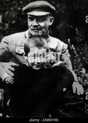 1922 CA , RUSSIE : le politicien russe Nikolaj LENIN Ulianov ( Vladimir Ilic Uljanov , Simbirsk 1870 - Gorki , Moskow 1924 ) avec Banque D'Images