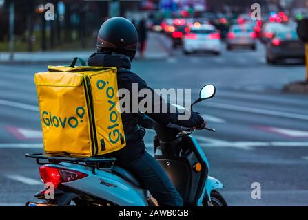 Bucarest, Roumanie - 28 janvier 2020: Un service de livraison de nourriture Glovo livre de la nourriture à Bucarest, Roumanie. Banque D'Images