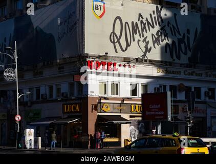 Bucarest, Roumanie - 22 décembre 2019 : un logo rouge Cinq étoiles est affiché sur la façade de l'hôtel Bucarest Comfort Suites, à Bucarest, Romani Banque D'Images