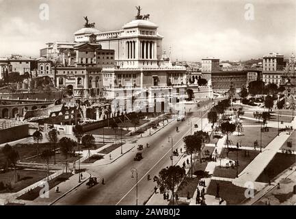 1935 ca. , ROMA , ITALIE : LE VITTORIANO ( ALTARE DELLA PATRIA , Monumento a Re Vittorio Emanuele II , MILITE IGNOTO ) et LA VIA DELL'IMPERO . Thi Banque D'Images