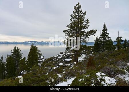 Vue Sur Le Lac Tahoe, Nevada Depuis La Piste De Chimney Beach Trail Près De Carson City. Banque D'Images